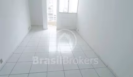 Apartamento de 2 quartos, com dependências completas e vaga de garagem.