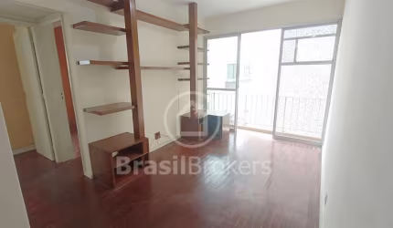 Apartamento de 2 quartos com varanda, vaga de garagem e dependência completa.