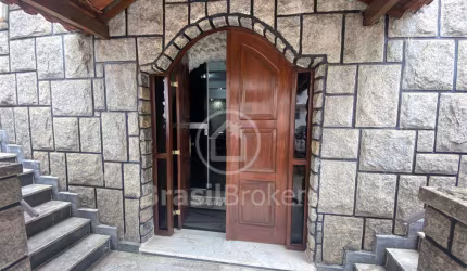 Grande Casa com 7 Quartos ao Lado do Metrô Uruguai