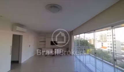 Tijuca! Cobertura de três quartos recém-reformada com duas vagas de garagem.