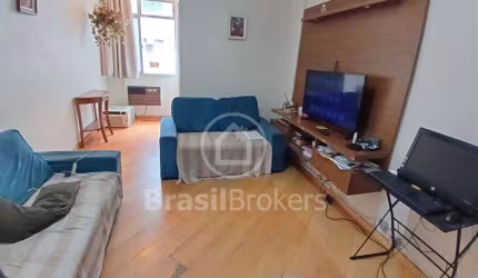 Apartamento a venda na Tijuca com 70 m², 1 vaga no condomínio, próximo a Estação do Metrô Uruguai, portaria 24 horas, e 2 quartos.
