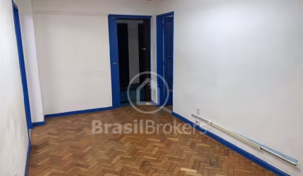 Sala Comercial à Venda com 4 ambientes na Avenida Treze de Maio - Centro