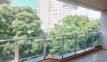 Apartamento de 3 quartos com 137 m², dependências completas, Varanda e vaga de garagem a 1 minuto do metro Uruguai.