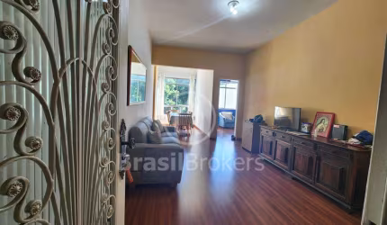 Excelente apartamento espaçoso de frente com vista livre em condomínio fechado, com localização privilegiada no bairro da Tijuca.