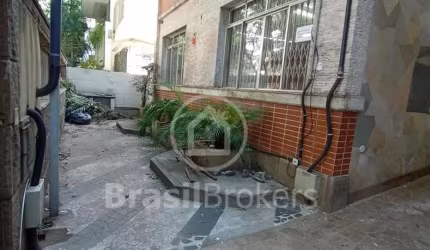 Casa com 506 m², 5 quartos, 2 salas e mais uma anexa com 3 quartos a 1 minuto do Estação do metro Uruguai.