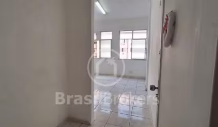 Sala com 25m² de frente para a Conde de Bonfim, junto à Praça Saenz Peña