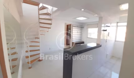 Cobertura duplex, com 2 quartos, 2 salas e varanda gourmet e vaga de garagem.