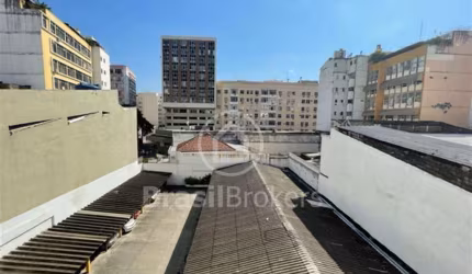 Ótimo Apartamento com 03 quartos em condomínio fechado, no centro da Tijuca realizando tudo a pé..