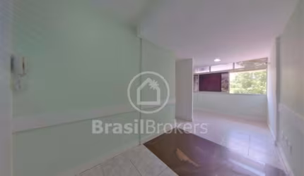 Sala comercial a venda, na porta do metrô Saenz Penã, com 3 salas e 2 banheiros