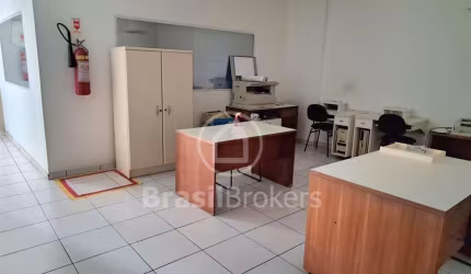 Sala comercial ampla e muito bem localizada