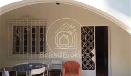 Casa 4 quartos, sendo 2 suítes
