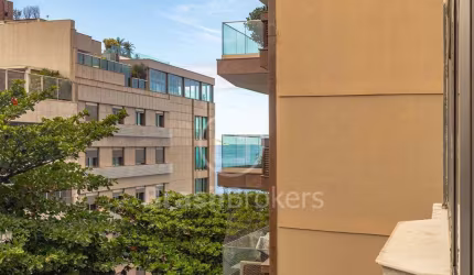 Excelente apartamento na quadra da praia do Leblon com 181 m² e 3 vagas.