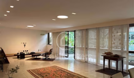 Apartamento com 4 quartos na praia do Leblon