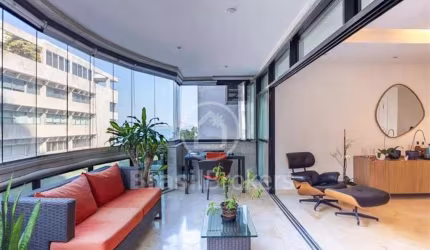Leblon - Apartamento na Quadra da Praia com Varanda e 2 Vagas na Escritura.