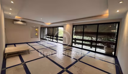 Vendo apartamento de 3 quartos próximo ao Centro Gastronômico do Leblon e pertinho da praia.