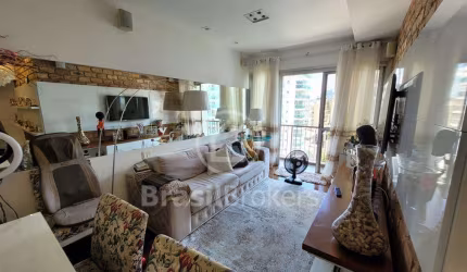 Vendo apartamento reformado, varanda, infraestrutura e vaga.