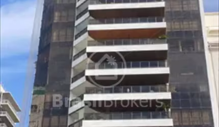 Apartamento á venda com 4 suítes na Avenida Atlântica.