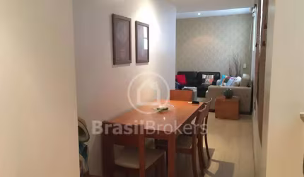 Apartamento a venda em Copacabana, a 1quadra da praia. Com 43 m², 1 quarto, piscina e portaria 24 horas.