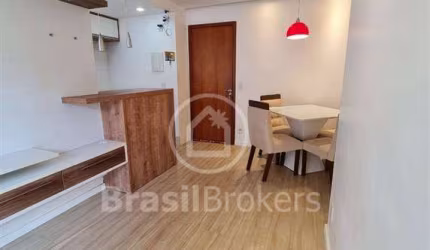 Apartamento aconchegante com 2 quartos em Praça Seca, com infraestrutura.