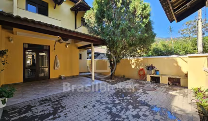 Casa em Condomínio à venda com 300,00m² e 4 quartos e Piscina.