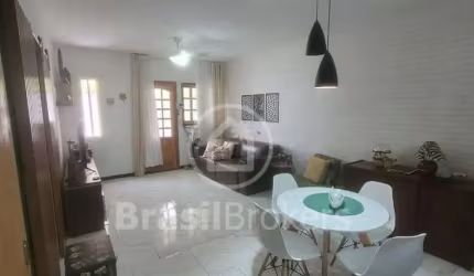 Casa linear e com terraço em  condomínio fechado