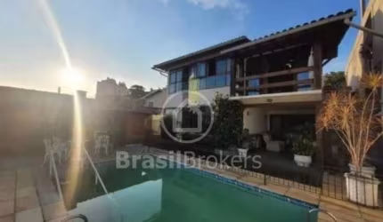 Casa clássica com 475m², 5 quartos e 4 suítes no Anil