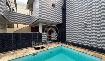 Ótima casa duplex com 360 metros em rua familiar no bairro Taquara.