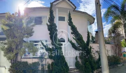 Casa incrível de condomínio com 3 suítes e quintal