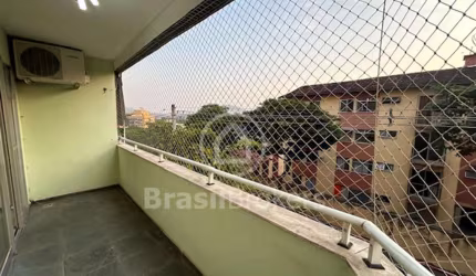 Ótimo apartamento frente com vista livre em rua familiar na Freguesia. Condomínio fechado.