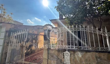 Ótima Casa de frente de rua LINEAR, sol da manhã, 05 quartos, localização privilegiada no bairro Anil.