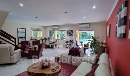 Casa  super conservada em condomínio