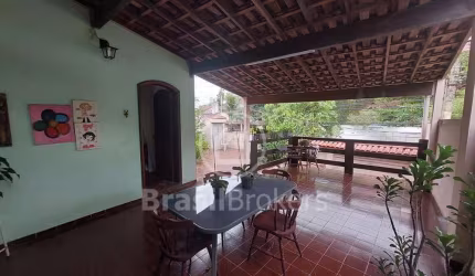Casa 3 quartos, sendo 1 suíte