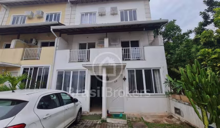 Casa Geminada Triplex 4 Dormitórios com  2 suítes