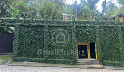 CASA COM ÁREA INTERNA ARBORIZADA E TEMPLO RELIGIOSO EM ANEXO