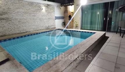 Casa de Condomínio à venda com 322,00m² com piscina na Taquara Jacarepaguá