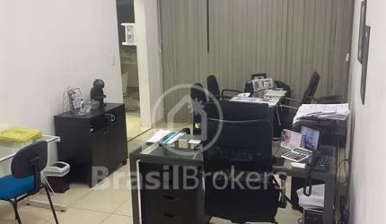 Ótimas salas comerciais , sendo ofertadas como juntas com armários , teto desenhado em gesso , luz indireta, banheiros.