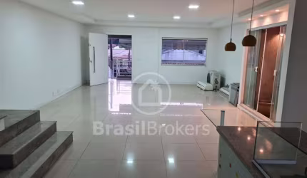 Casas de Condomínio à venda com 206m² e 5 quartos em Anil