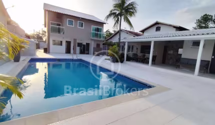 Casa de condomínio, 343 m2 construídos, 5 quartos sendo 4 suítes.