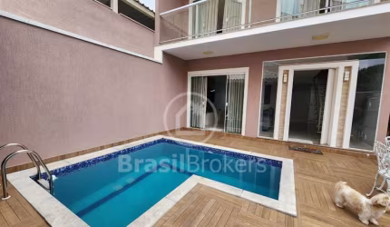Excelente casa triplex à venda na Freguesia localizado em Jacarepaguá em condomínio fechado.