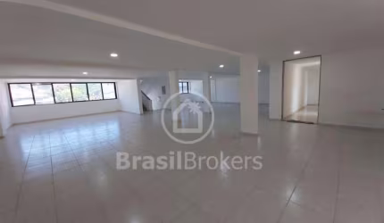 Prédio à venda na Taquara de 4 andares e 730 m²