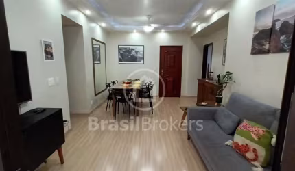 Apartamento 3 Dormitórios 1 suite com Varanda e Dependência de Empregada