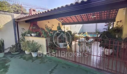 Casa com piscina churrasqueira condomínio fechado