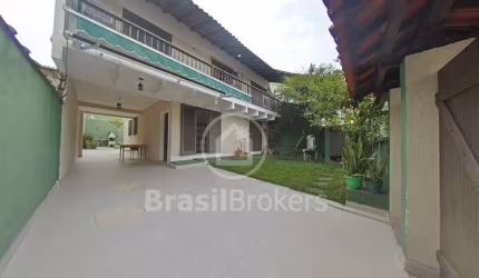 Casa de Condomínio 4 quartos, sendo 2 suítes