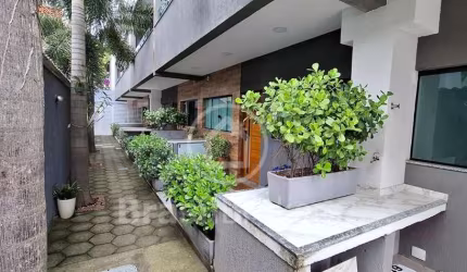 OPORTUNIDADE: excelente casa triplex com área gourmet e churrasqueira.