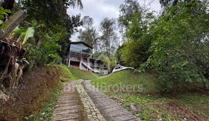 Casa Cercada de Natureza em Condomínio Fechado.