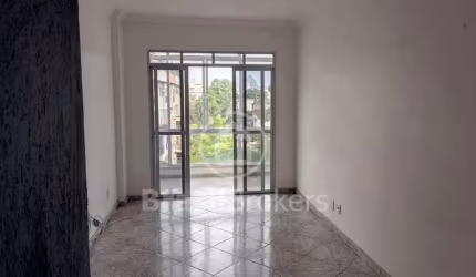 Aṕartamento, frente, vazio. 2 quartos,  varanda, dependência completa empregada