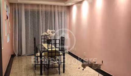 Excelente casa triplex com 386 m²; de área construída.em rua plana no jardim Carioca próximo à Estrada do Galeão