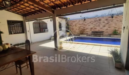 Casa à venda com 238,00m² e 3 quartos em Pitangueiras, Rio de Janeiro - rj
