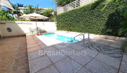 Excelente Casa de 03 quartos, área de lazer completa, com vista espetacular e 227,00²  de área construída na Praia da  Bandeira!