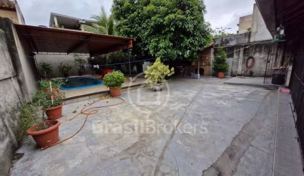 Casa LINEAR, 4 quartos e com enorme quintal !!